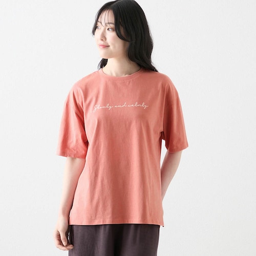 綿素材のロゴプリントゆったりTシャツ