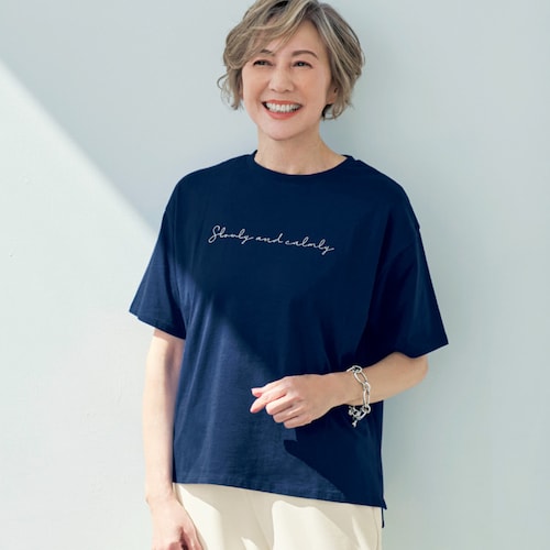 綿素材のロゴプリントゆったりTシャツ