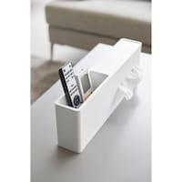 リモコンやスマホの収納場所としても