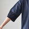 五分袖の先を光沢のある異素材で切替えたデザイン