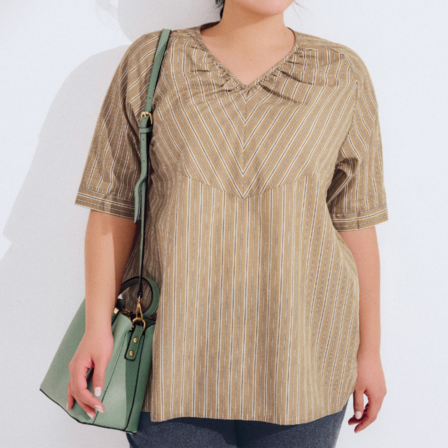 【ラ・フィット/la*fite】錯視でスッキリ見えストライプ使いブラウス