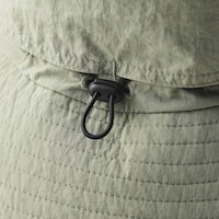 後ろゴムストラップでフィット感のサイズ調節が可能
