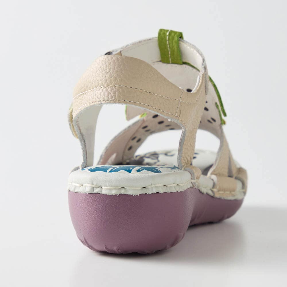 彩り豊かなインソール、ぶどう色の底面もポイント