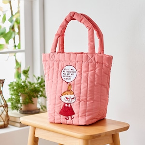 ちょっとそこまでのお出かけに便利なミニバッグ刺繍とアップリケでリトルミイを表現し、ふきだしのデザインもおしゃれなアクセント髪や服の素材もひとつひとつ異なる凝った作り表地はキルティングでふっくらとした素