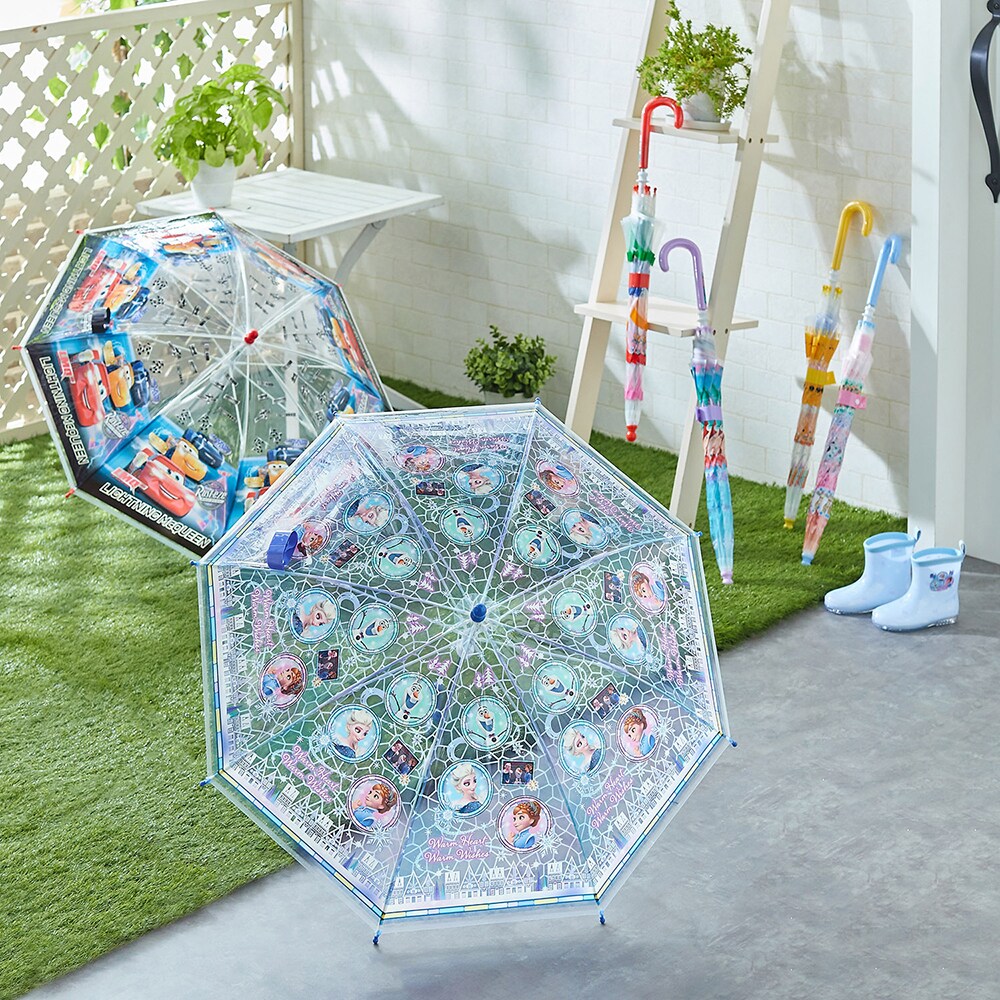 雨の日も気分が上がる絵柄が楽しいキッズ用のビニール傘軽くて丈夫で折れにくいグラスファイバーの傘骨を使用開閉時にも指をはさみにくいよう工夫された手開き設計ベルトの内側にはネーム札付き男の子も女の子も大好