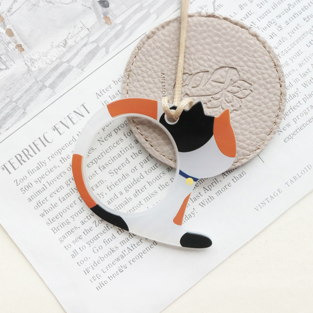 首に掛けられる便利なお座り猫ルーペ 首に掛けられる便利なお座り猫ルーペ