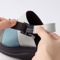 バックストラップは隠れゴム仕様で脱ぎ履きしやすい