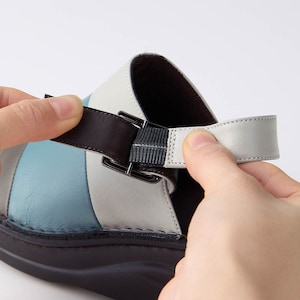 バックストラップは隠れゴム仕様で脱ぎ履きしやすい