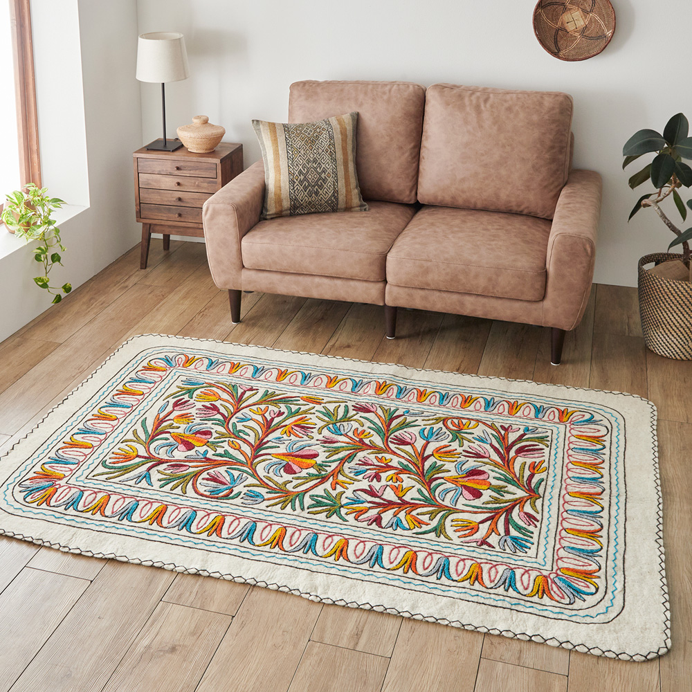 【ベルメゾン】ウール素材の刺繍が素敵なラグ