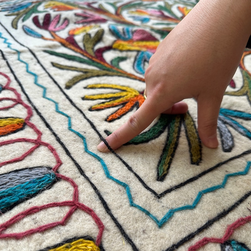 刺繍部分にゆとりがありますので、お取扱いにご注意ください。