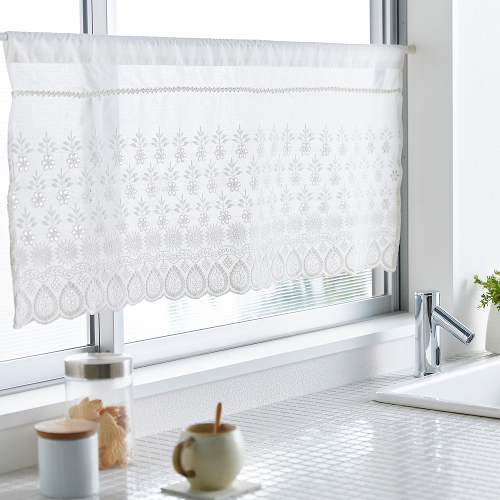 【ベルメゾン】綿混素材を使った刺繍が素敵なカフェカーテン