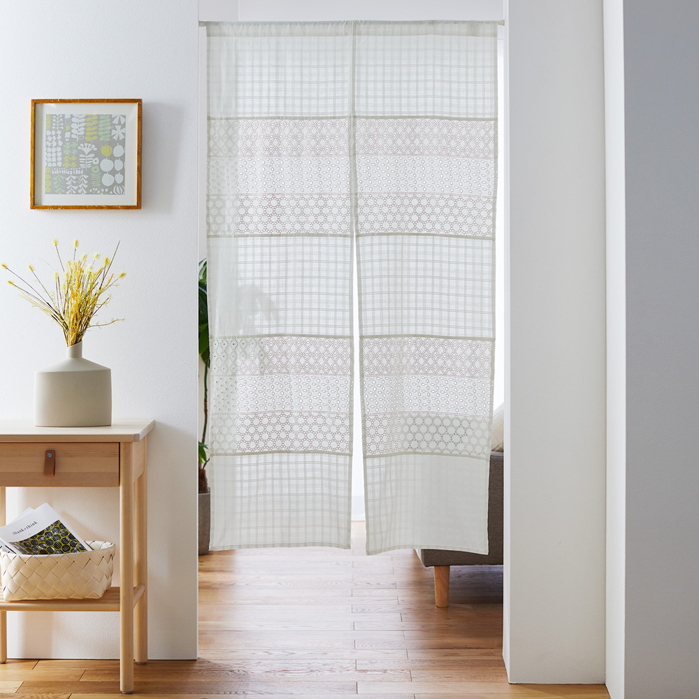 【ベルメゾン】綿混素材を使ったレース生地のパッチワークのれん