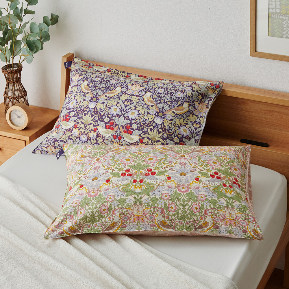 【ブイアンドエー/V & A】いちご泥棒柄の綿素材を使った枕カバー