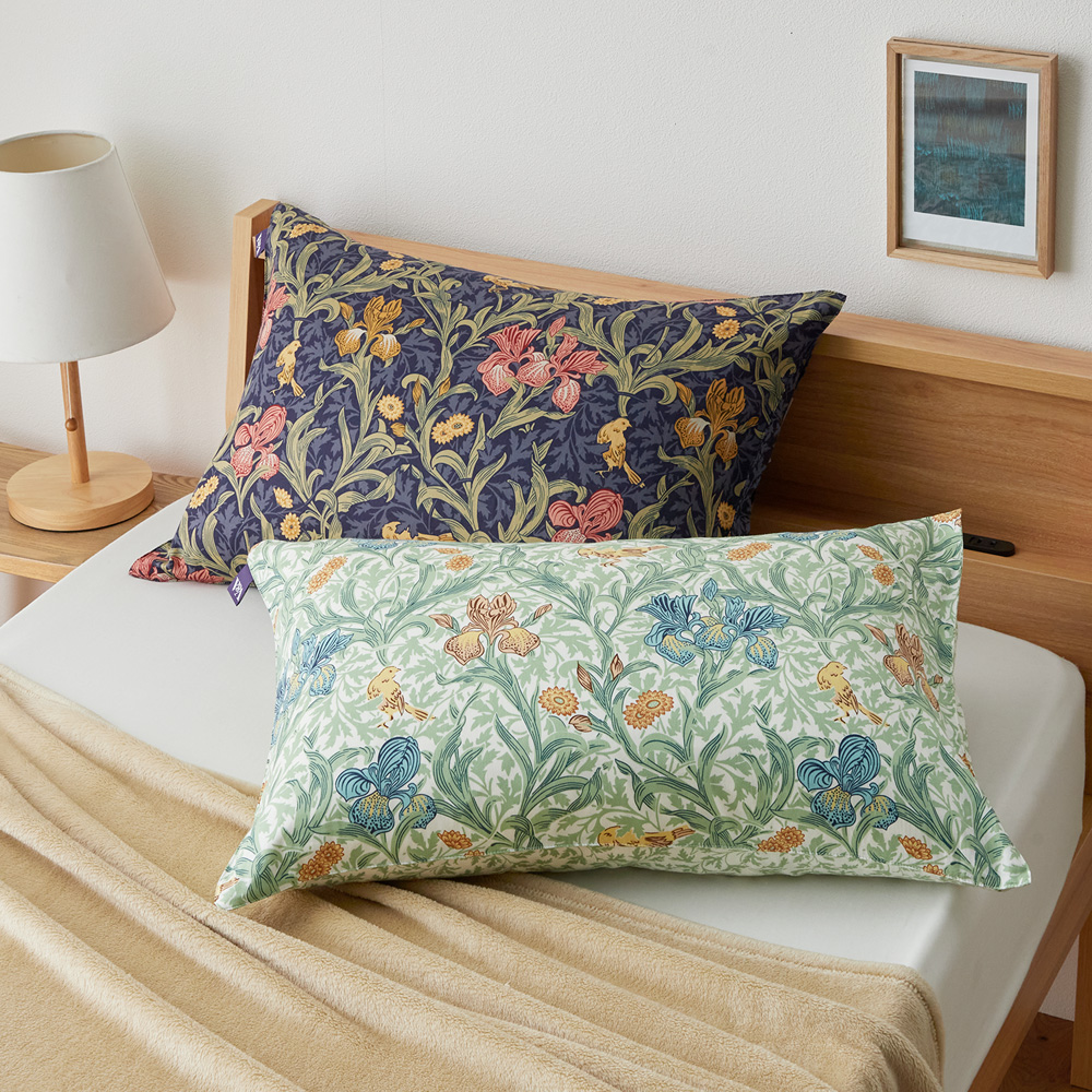 【ブイアンドエー/V & A】アイリス柄の綿素材を使った枕カバー