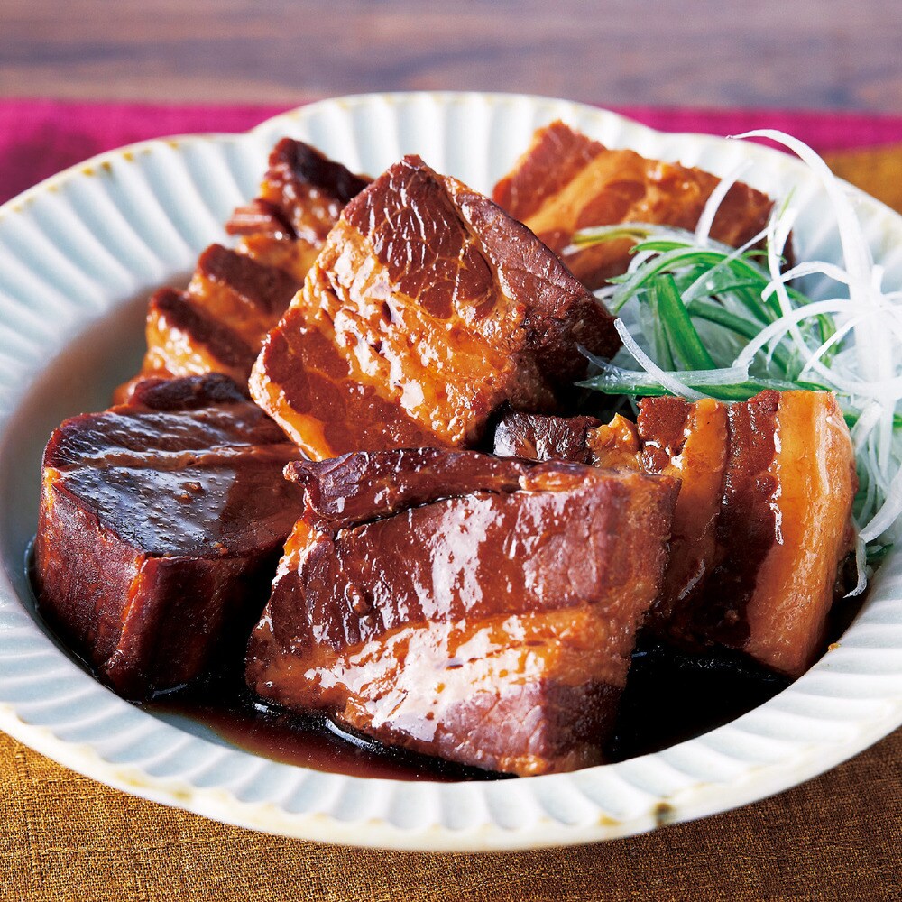 明治33年創業のハムの老舗が作り上げた豚角煮。豚バラ肉を醤油ベースのたれで煮込んだ、こだわりの味が湯煎で手軽に。