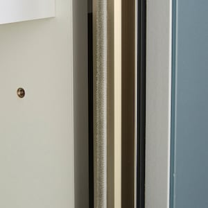 スライド扉にはほこりよけ付きで扉内へのほこりや異物の侵入を防ぎます/幅117cm