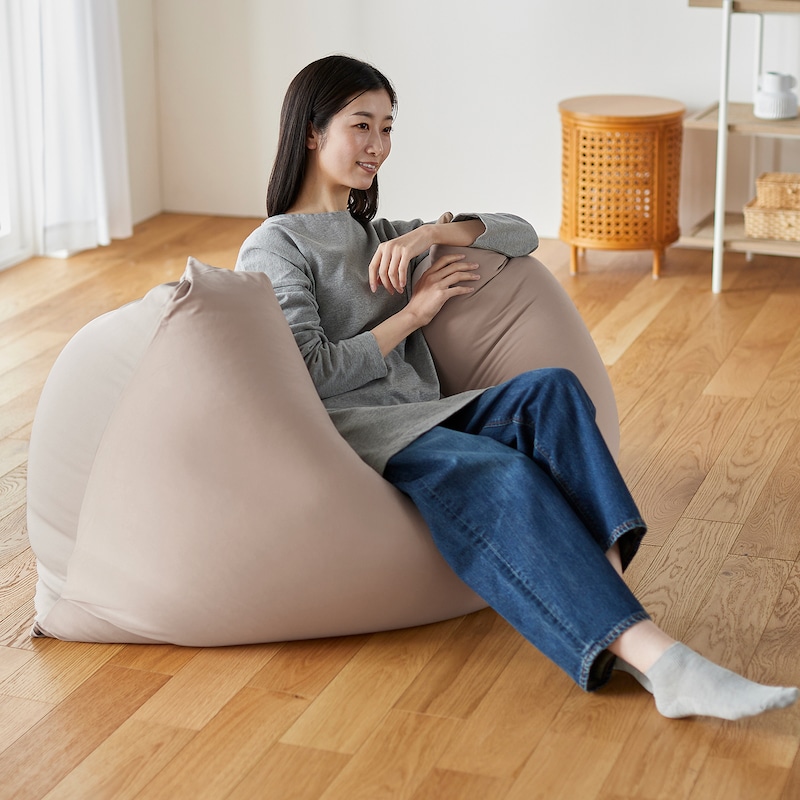 ゆったり座れるサイズ感/ベージュ　モデル身長166cm