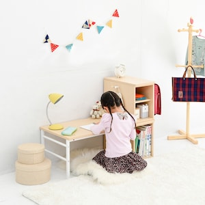 高さが座卓(ロースタイル)とデスク(ハイスタイル)の2段階に調節できるコンパクトデスク高さだけでなくラックの位置や天板サイズなど用途に合わせてマルチに組み替え可能リビングなどの限られたスペースにも設置