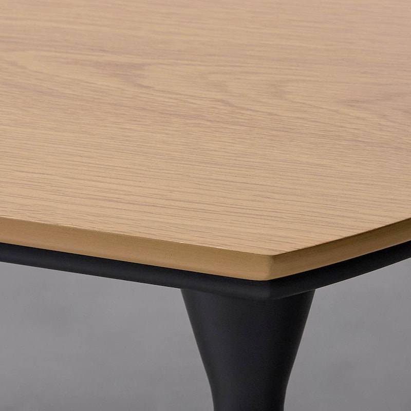 天板アップ／天板にはオーク材の突板を使用