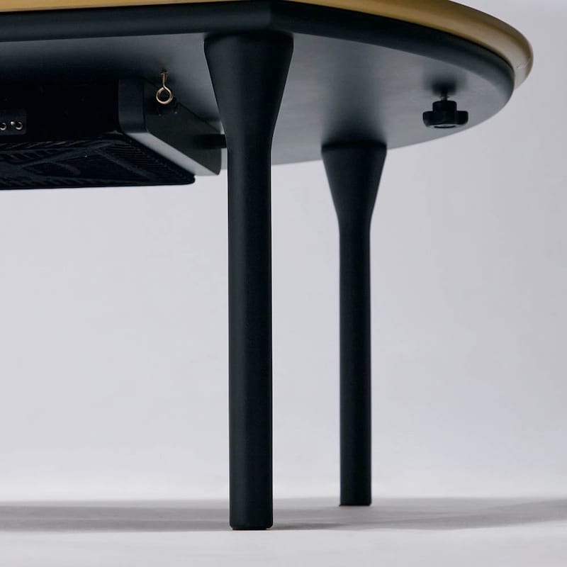 脚部アップ／スチール風のブラック塗装