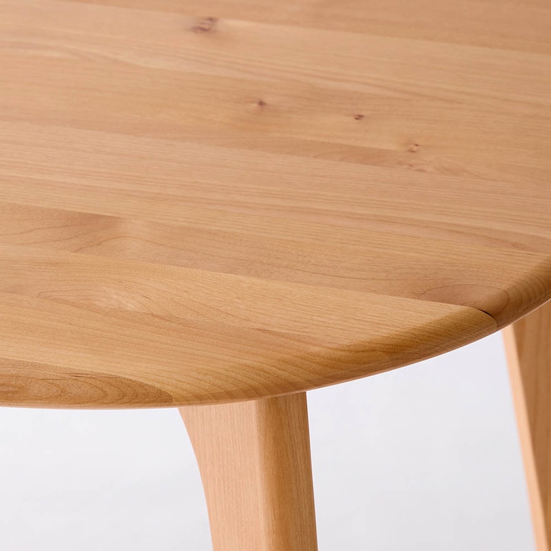 テーブル素材アップ／あたたかみのあるアルダーの無垢材を使用