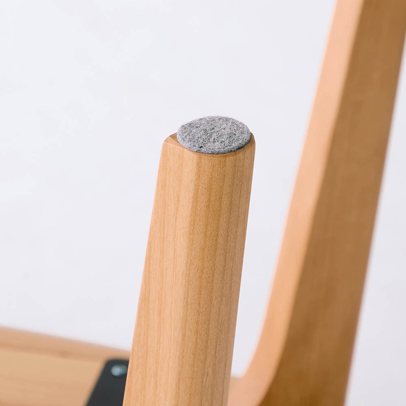 チェアの脚部には傷防止のフェルト付き