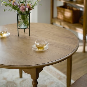 【トキオリ/Tokiori】タモ材を贅沢に使ったアンティーク調円形ダイニングテーブル