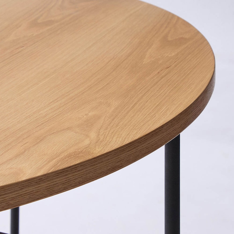 天板は木目のきれいなオーク材突板を使用