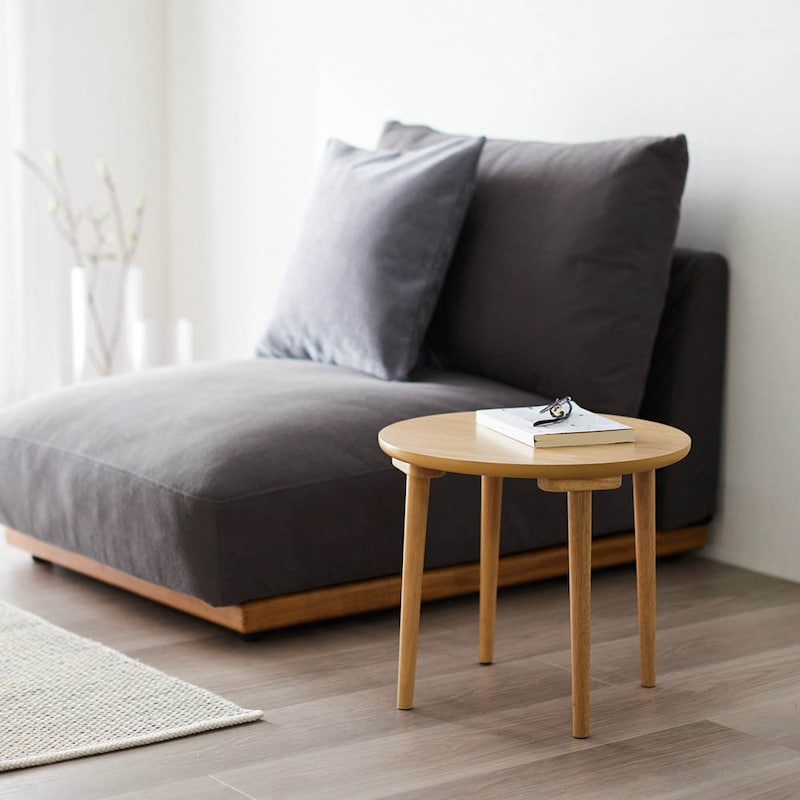 小はローソファーのサイドテーブルにピッタリの高さ