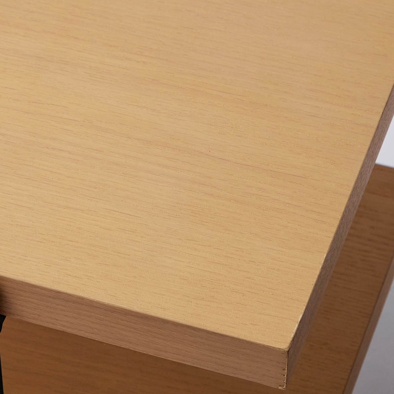 天板と棚板は木目のきれいなオーク材突板を使用