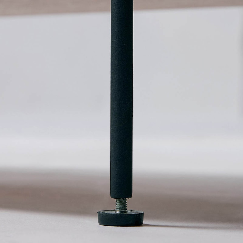 アジャスター付きで、床のガタつきも調整可能