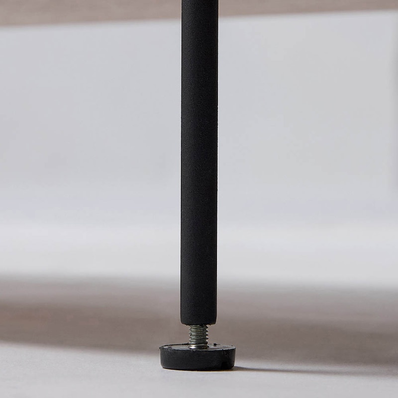 アジャスター付きで、床のガタつきも調整可能