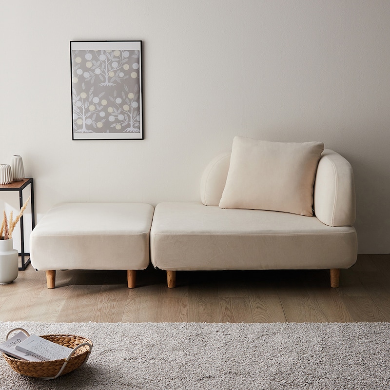 カウチ使い　脚付きスタイル　アイボリー