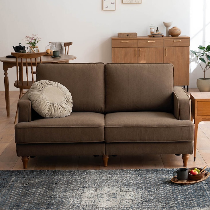 落ち着いた時間にふさわしいアンティーク調ソファー