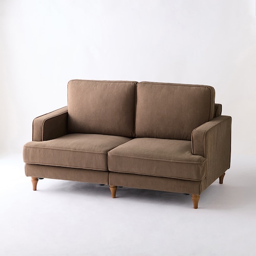 落ち着いた時間にふさわしいアンティーク調ソファー