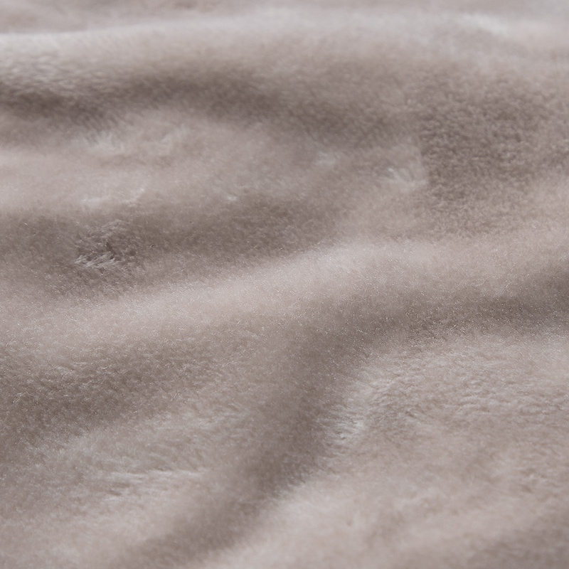 吸いつくようなしっとりなめらかな肌ざわりの極細マイクロファイバー繊維「メルトロ」を使用