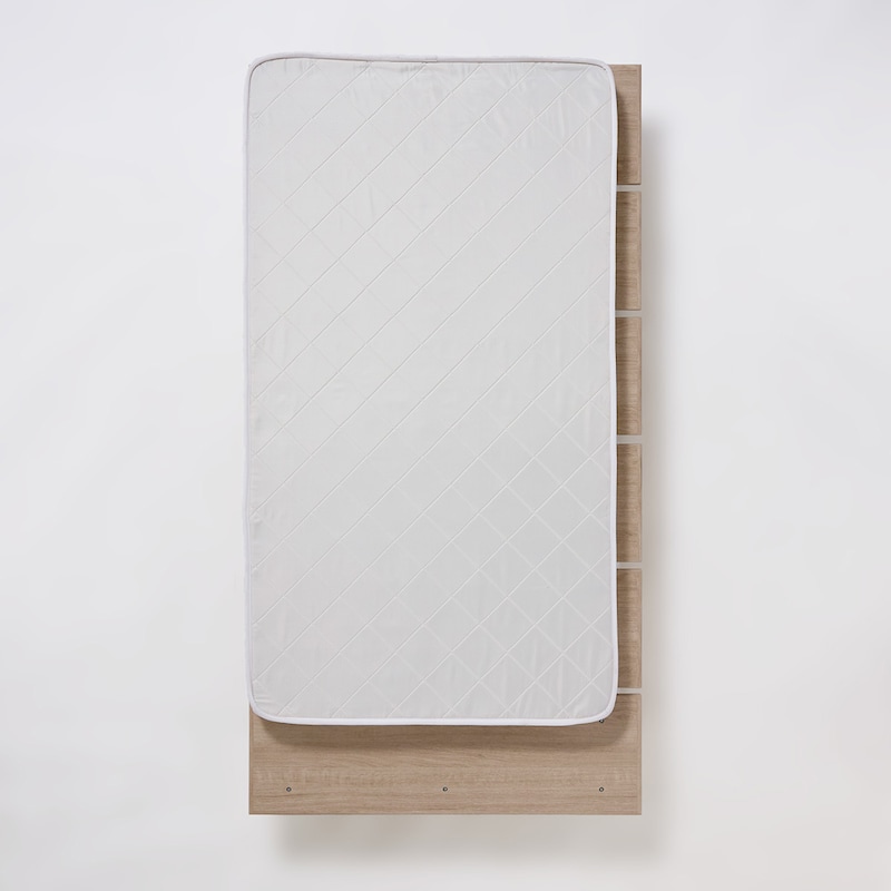 シングルより少し大きめサイズ。マットレスの置き方でステージべッドのようにも使用できます。