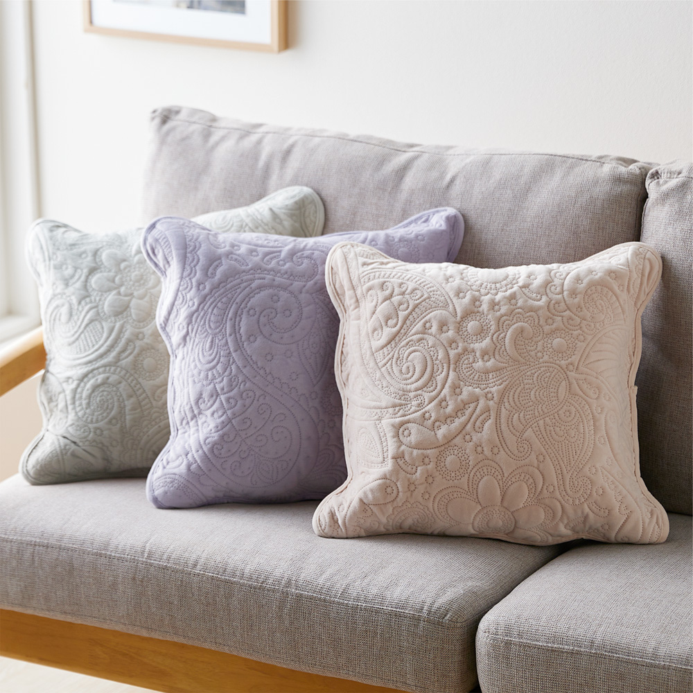 【ベルメゾン】リバーシブルで使えるフラワーデザインのクッションカバー