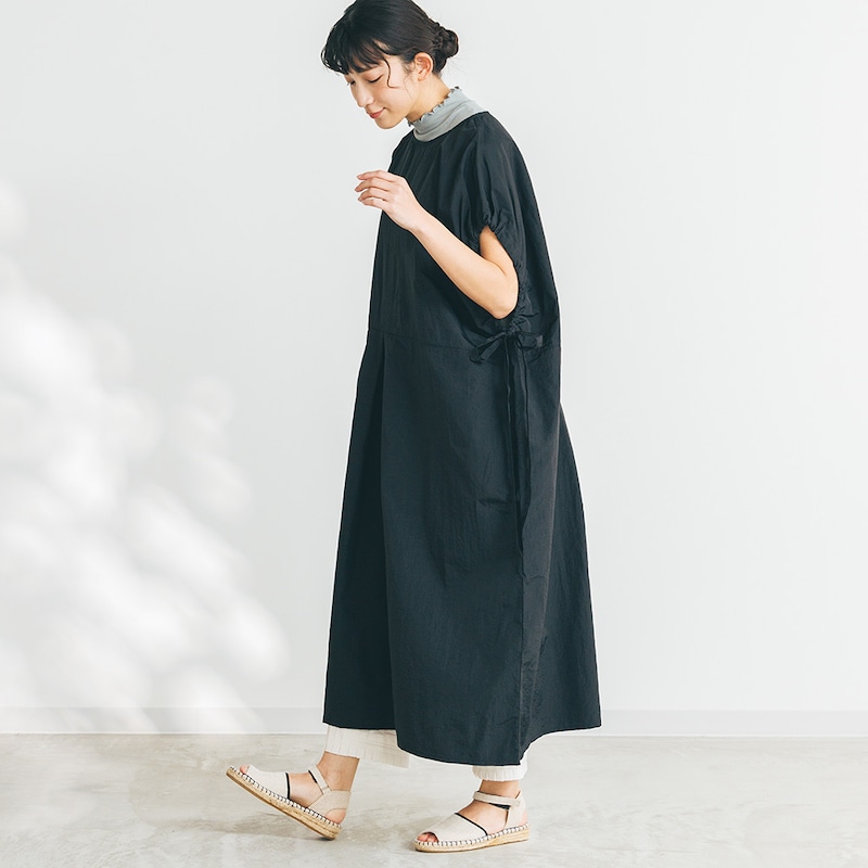 ※インナーで着用しているタートルは別売りの「コットン混メロー使いカットソー」となります