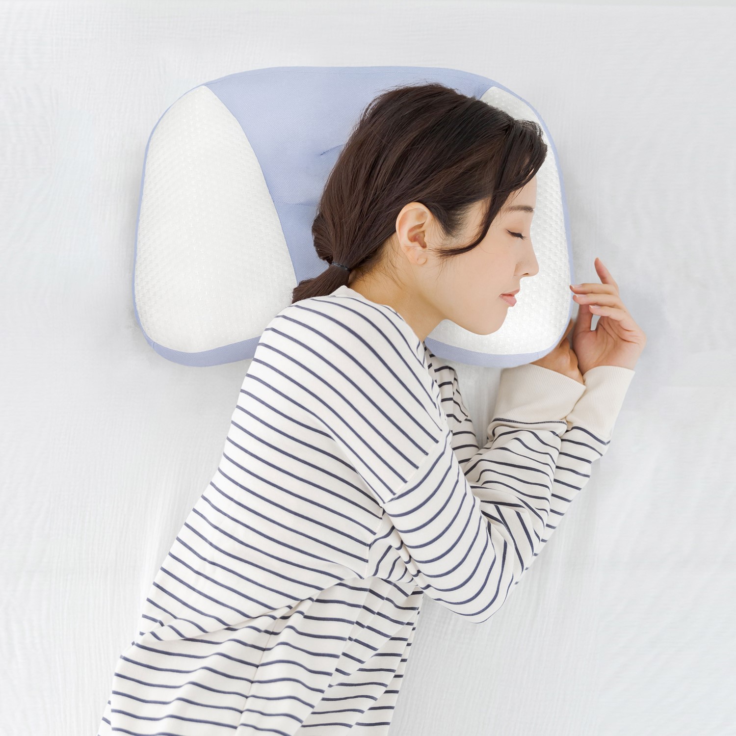 【ベルメゾン】医学博士監修の首あたまの形を考えた横向き寝まくら