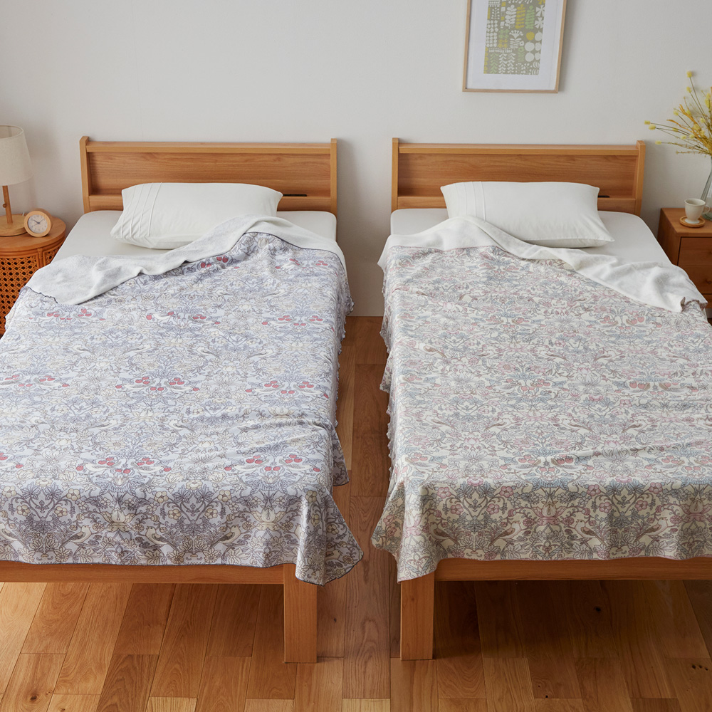 【ブイアンドエー/V & A】いちご泥棒柄のタオルケット