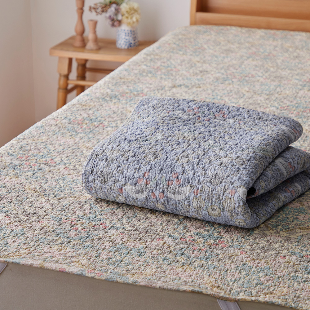 【ブイアンドエー/V & A】いちご泥棒柄のウォッシュキルトの敷きパッド