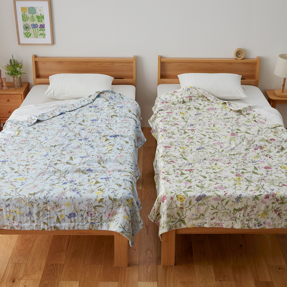 【ブイアンドエー/V & A】フラワーデザインの5重ガーゼケット