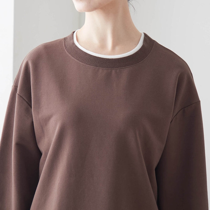 レイヤード風のデザインで1枚でもコーディネートが決まる