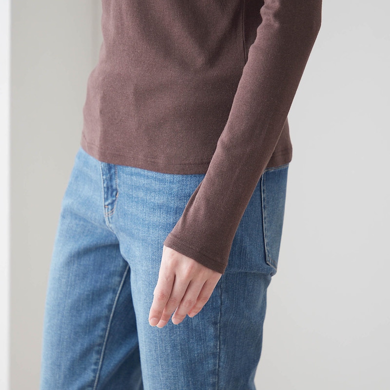 手の甲まで隠れる長めの袖丈でレイヤードコーデにもおすすめ