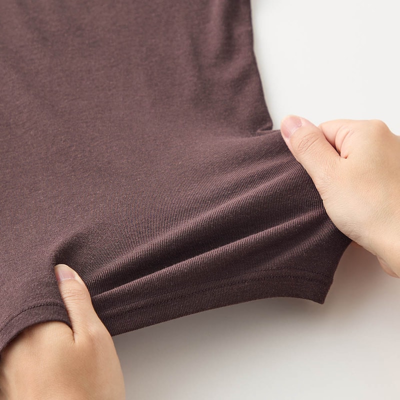 伸縮性のあるフライス編みにすることでやさしく身体にフィット