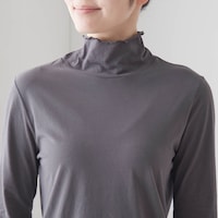 ハイネックで首元をカバーしながら、レイヤードコーデも楽しめる
