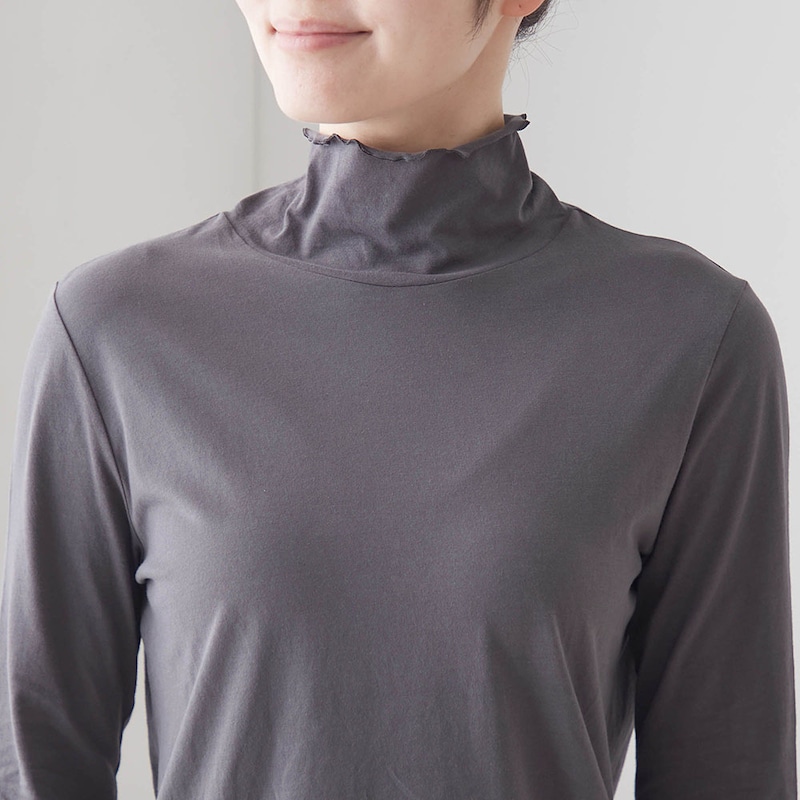 ハイネックで首元をカバーしながら、レイヤードコーデも楽しめる