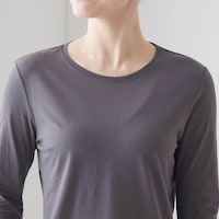 開きすぎないネックラインで胸元もカバー