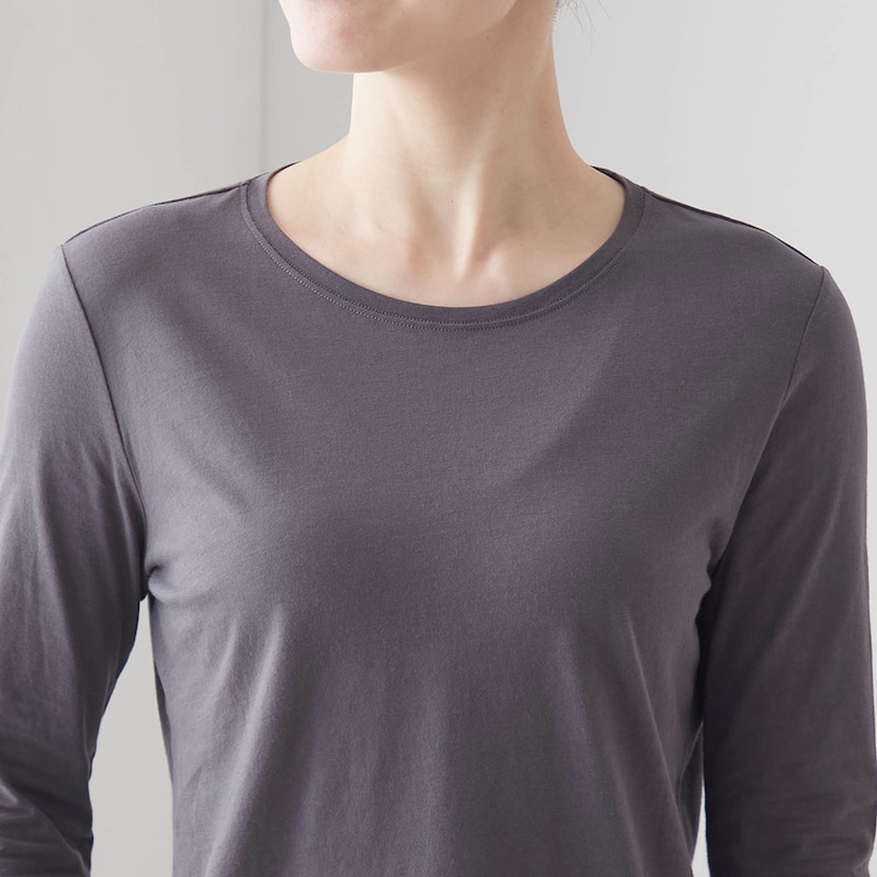 開きすぎないネックラインで胸元もカバー